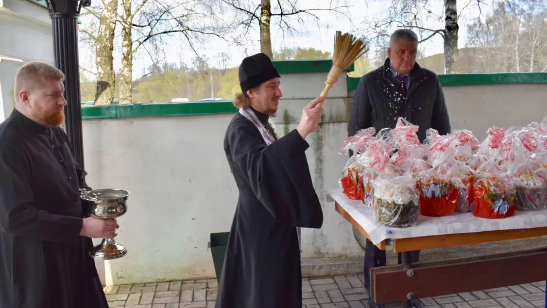 В Троицком храме Балашихи освятили 120 куличей к Пасхе для пожилых людей