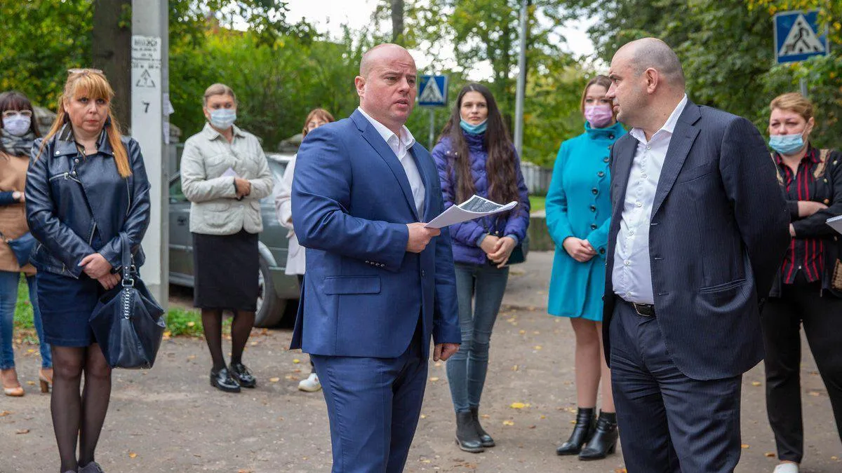 Лужу у школы Котельников устранят в течение нескольких недель