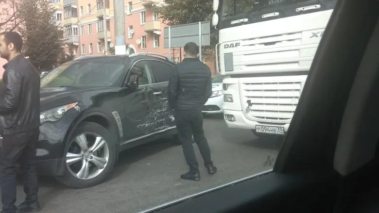 Автомобиль столкнулся с фурой на улице Кирова в Подольске