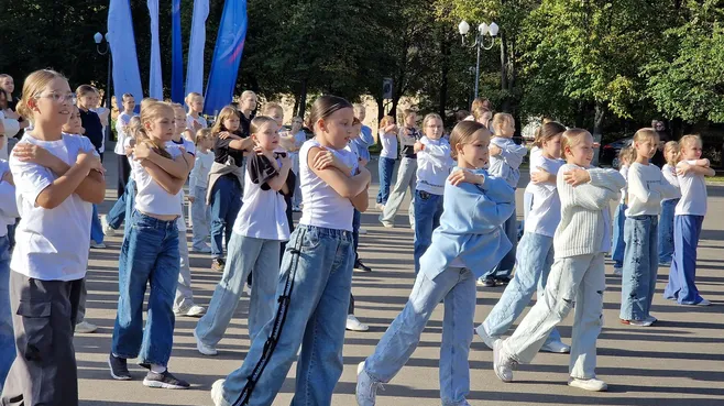 Больше ста человек станцевали у здания администрации Реутова на флешмобе