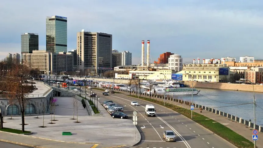 Движение перекрыли у Кремля и на других улицах в центре Москвы