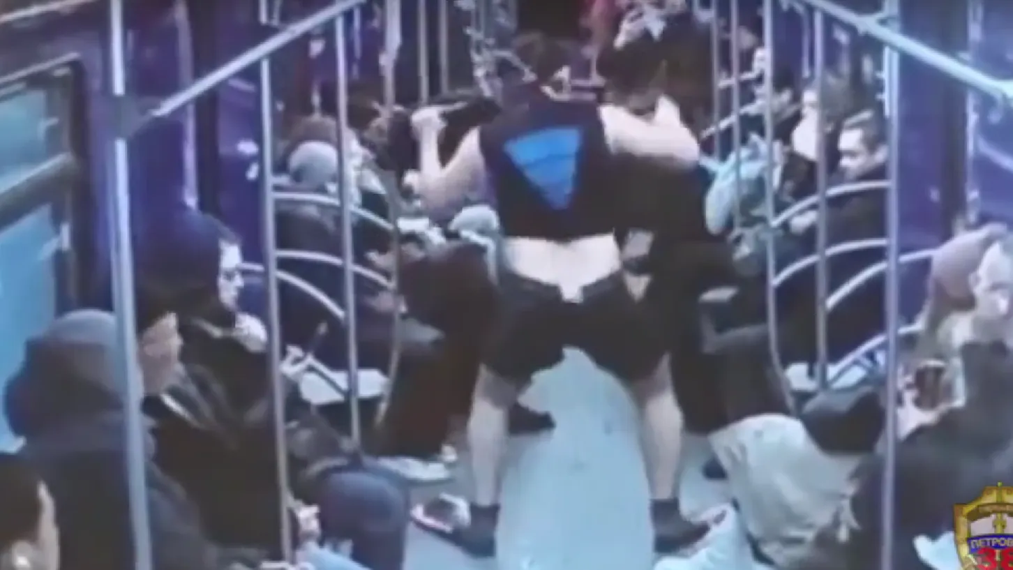 Здесь вам не пляж: мужчина в ластах устроил танцы в метро и получил срок