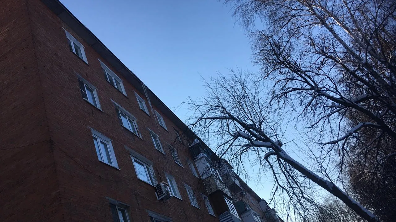 Кровлю дома в поселке Подольска очистили от наледи после жалобы жителя