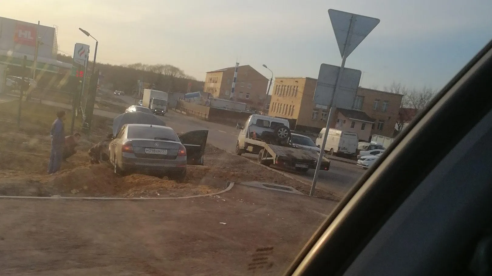 В Подольске машина скатилась с эвакуатора и вылетела в кювет