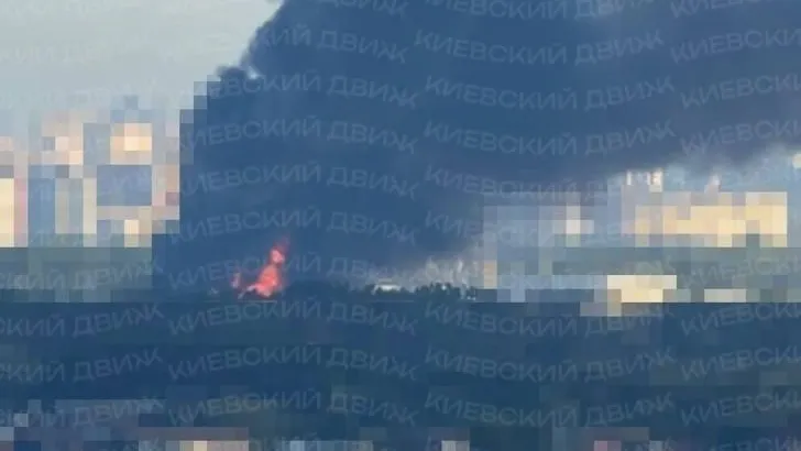 Густой черный дым поднялся над Киевом после прилета — видео