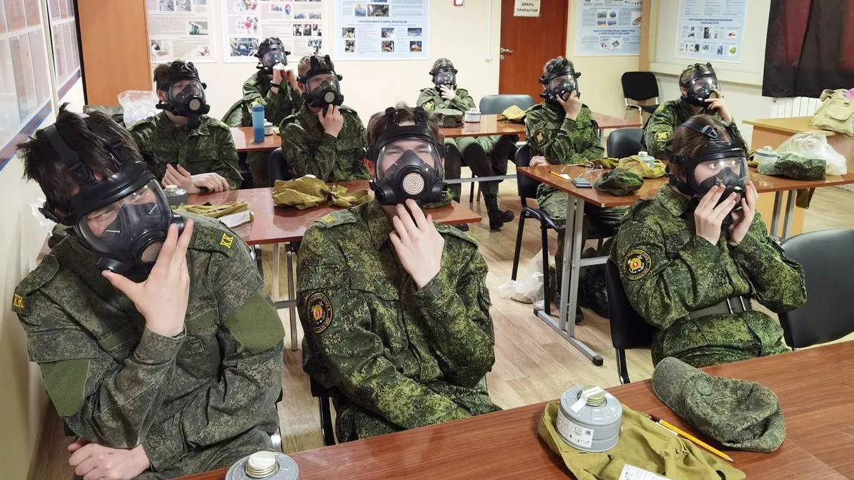 Подмосковные газоспасатели научили кадетов пользоваться средствами индивидуальной защиты