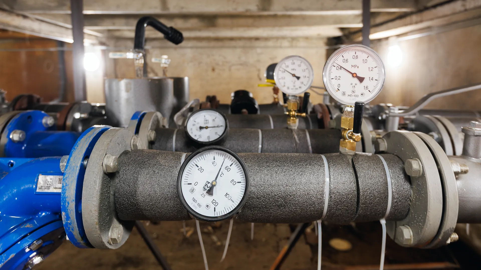 Инженерные сети многоквартирного дома №4 на улице Центральной в деревне Ложки после капремонта в округе Солнечногорск