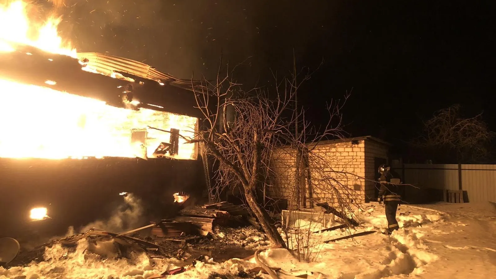 Человек пострадал при пожаре в доме в Истре