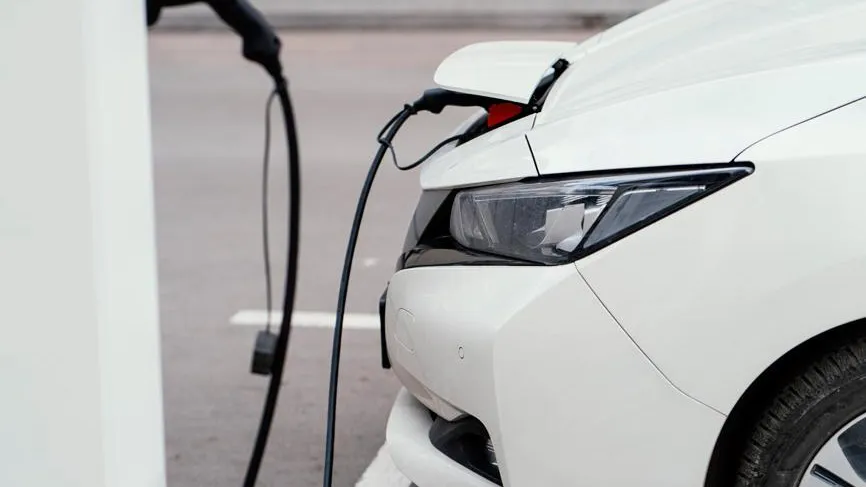 Tesla загорелась на севере Москвы
