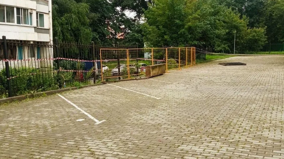 В Балашихе устранили последствия падения бетонных плит из-за размыва грунта