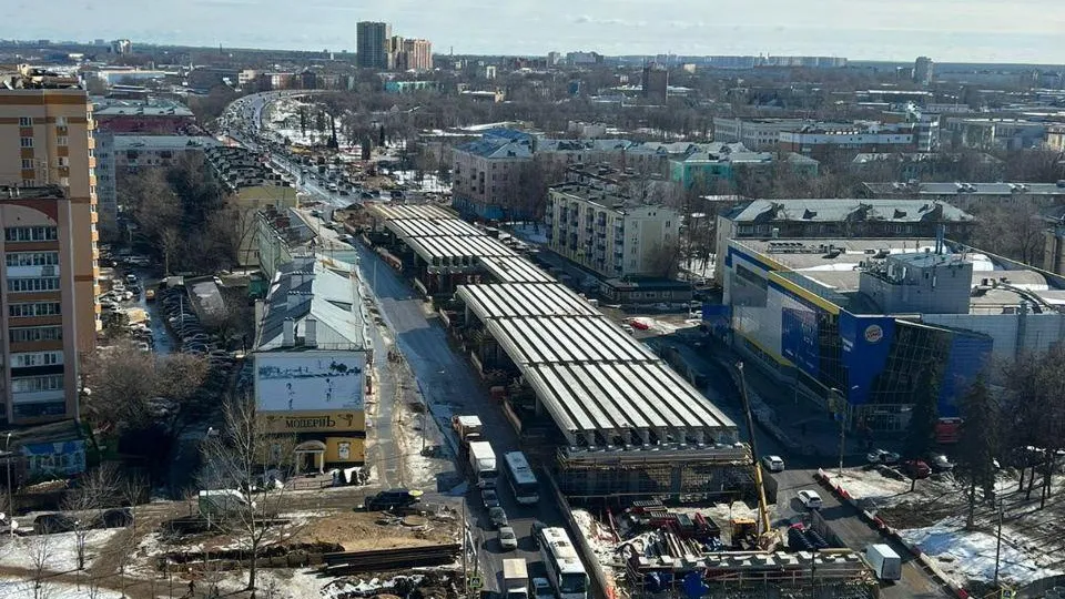 Проведено устройство более половины балок пролетного строения путепровода в Люберцах