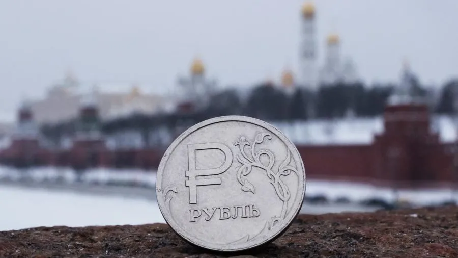 Будет неизбежно ослаблен: что произойдет с курсом рубля до 2030 года