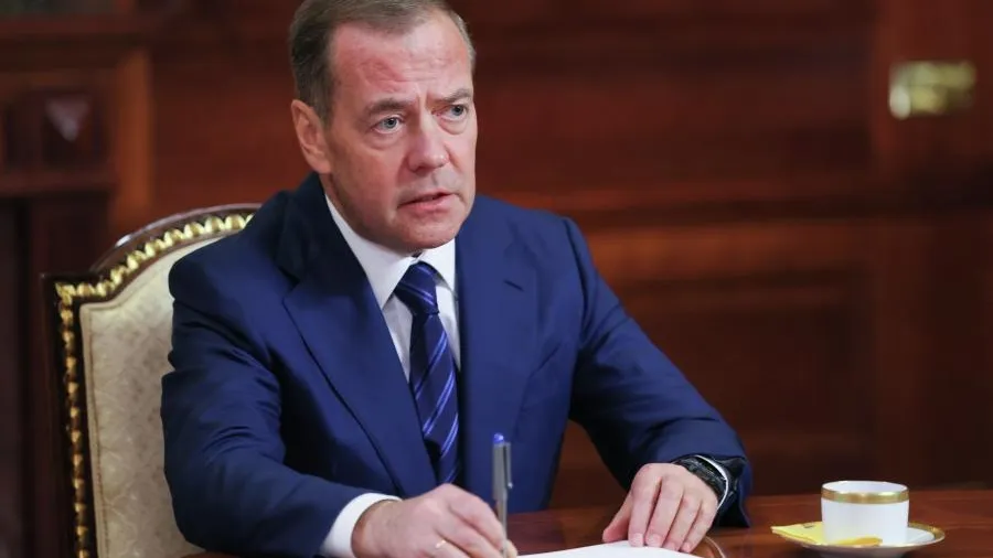 Медведев призвал национализировать иностранный бизнес в РФ по аналогии с СССР