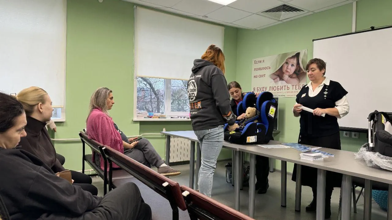 Сотрудники ГАИ провели мастер-класс по использованию автокресел в Домодедове