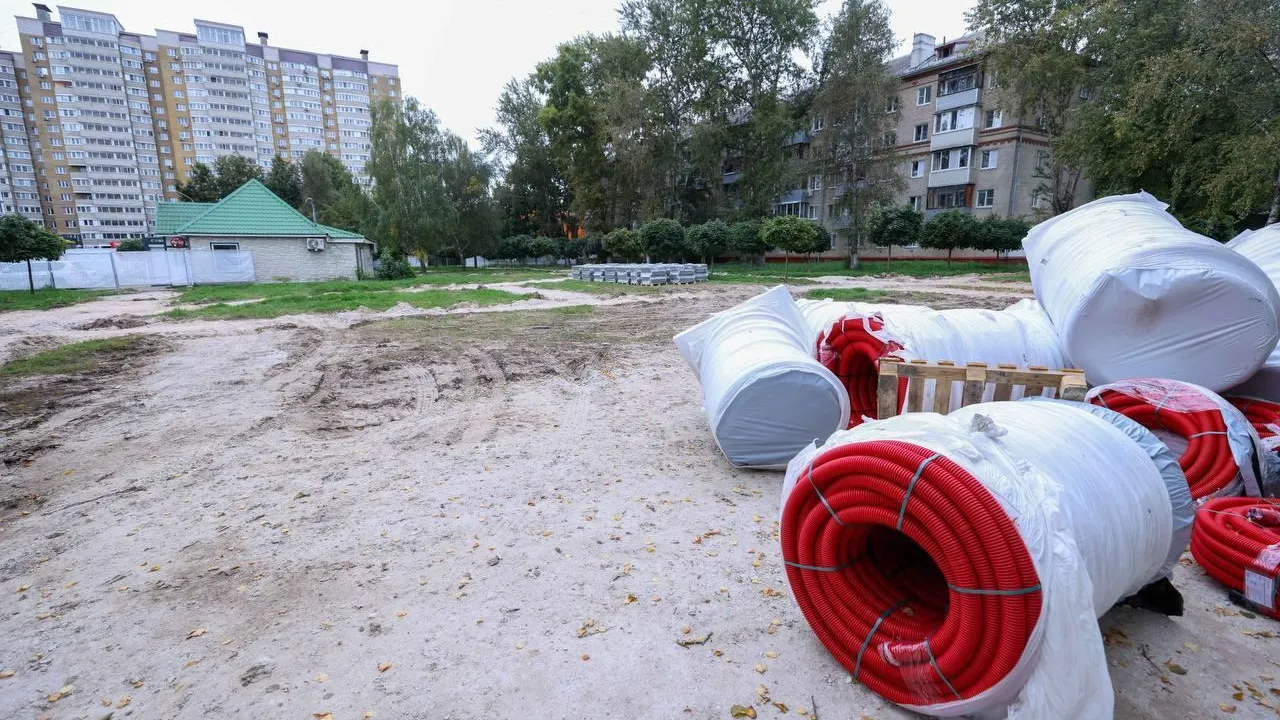 Дорожки и освещение начали прокладывать в сквере Папирова в Подольске