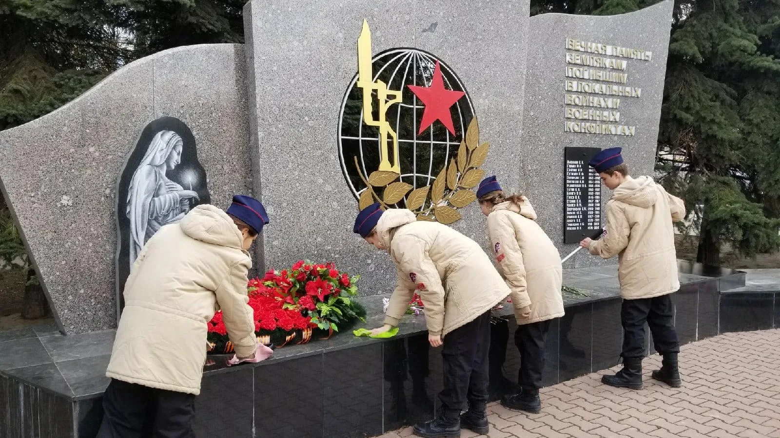 Кадеты и юнармейцы Домодедова привели в порядок памятник ВОВ