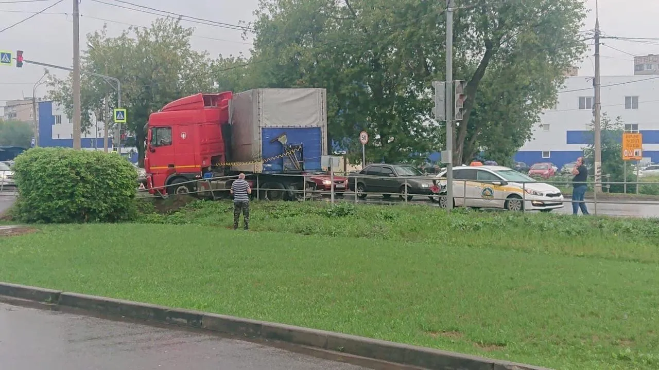 Фура въехала в такси и дорожное ограждение на Симферопольской улице Подольска