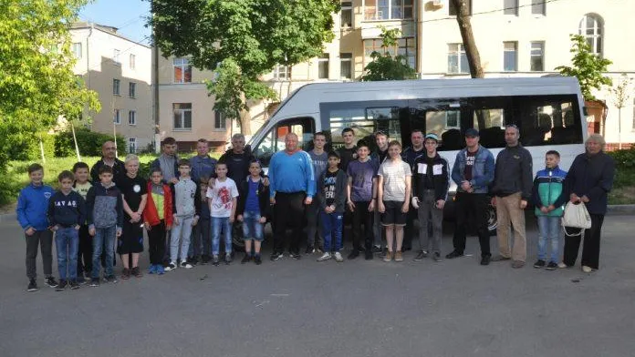 Благотворительный фонд подарил автобус юным десантникам Подольска