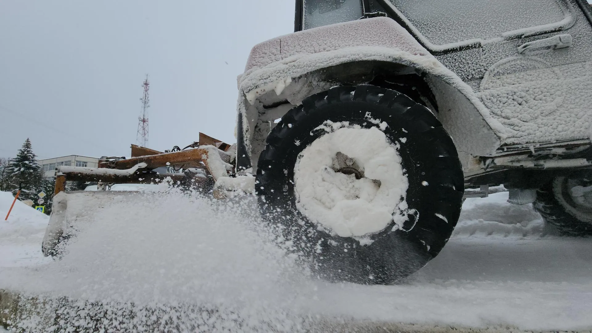 Сотрудники «Мосавтодора» убирают снег в центре Рузы после сильного снегопада