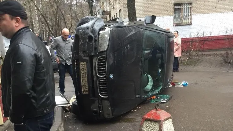 Автомобиль BMW протаранил вход в офисное здание в Королеве
