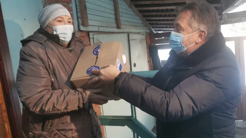 Депутат Мособлдумы передал пенсионерам Домодедова продуктовые наборы