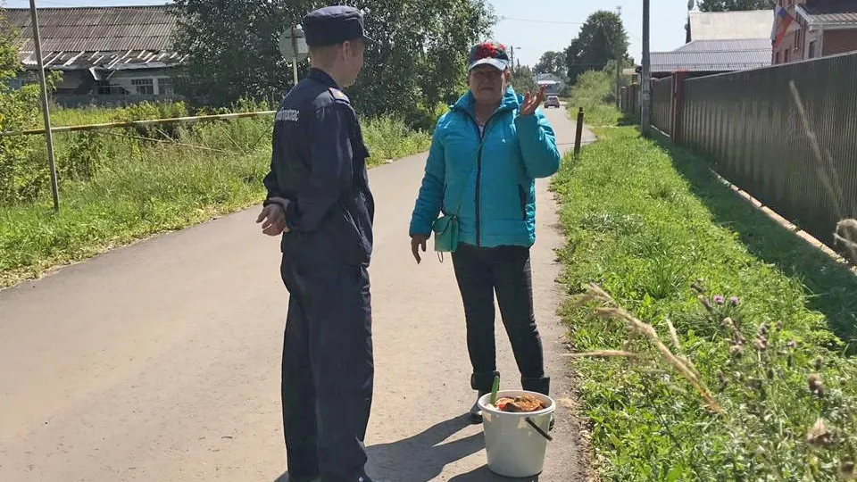 Спасатели вывели из леса в Богородском округе потерявшуюся женщину