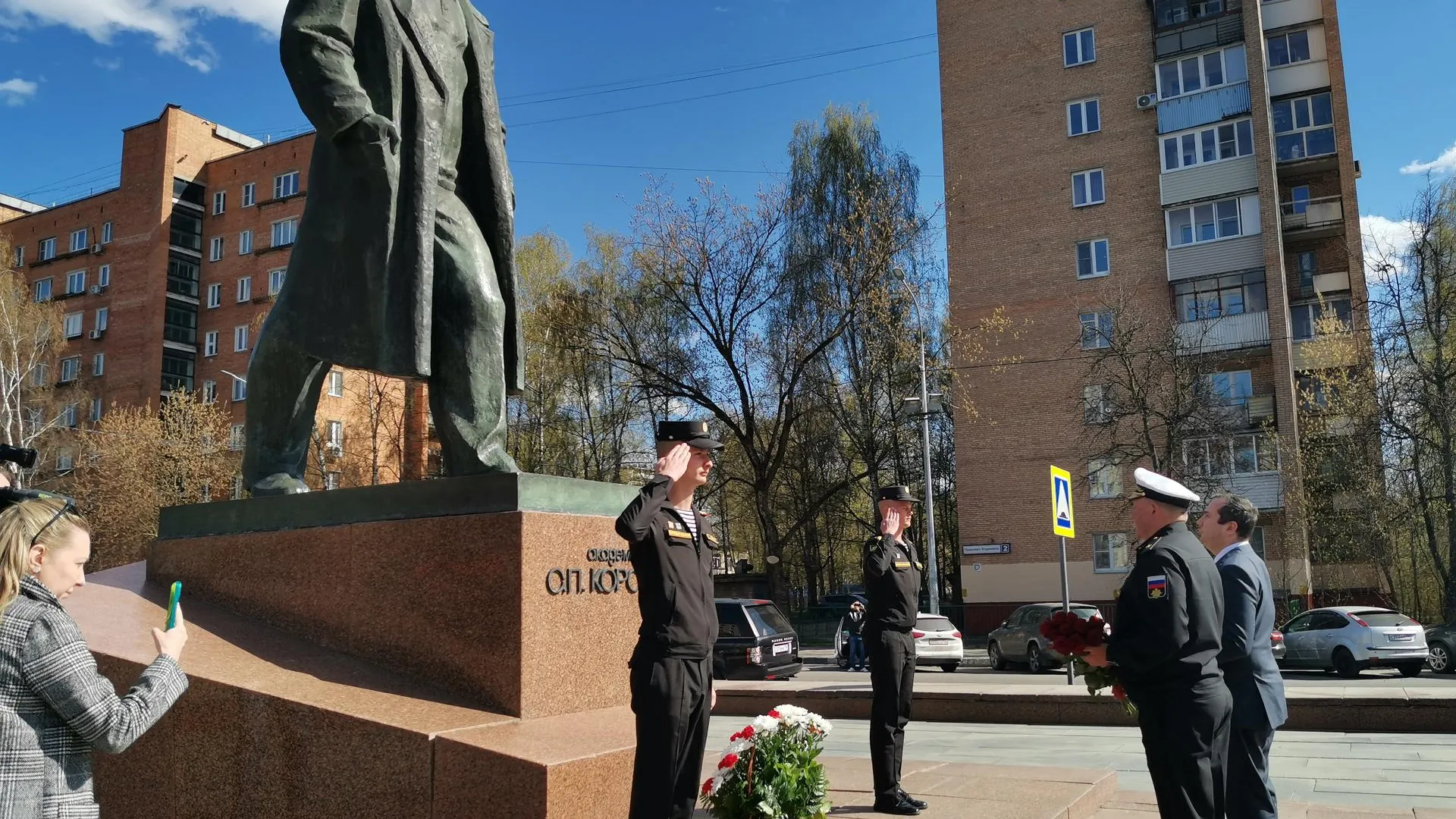 Курсанты военно‑морского училища возложили цветы к памятнику конструктору в Королеве