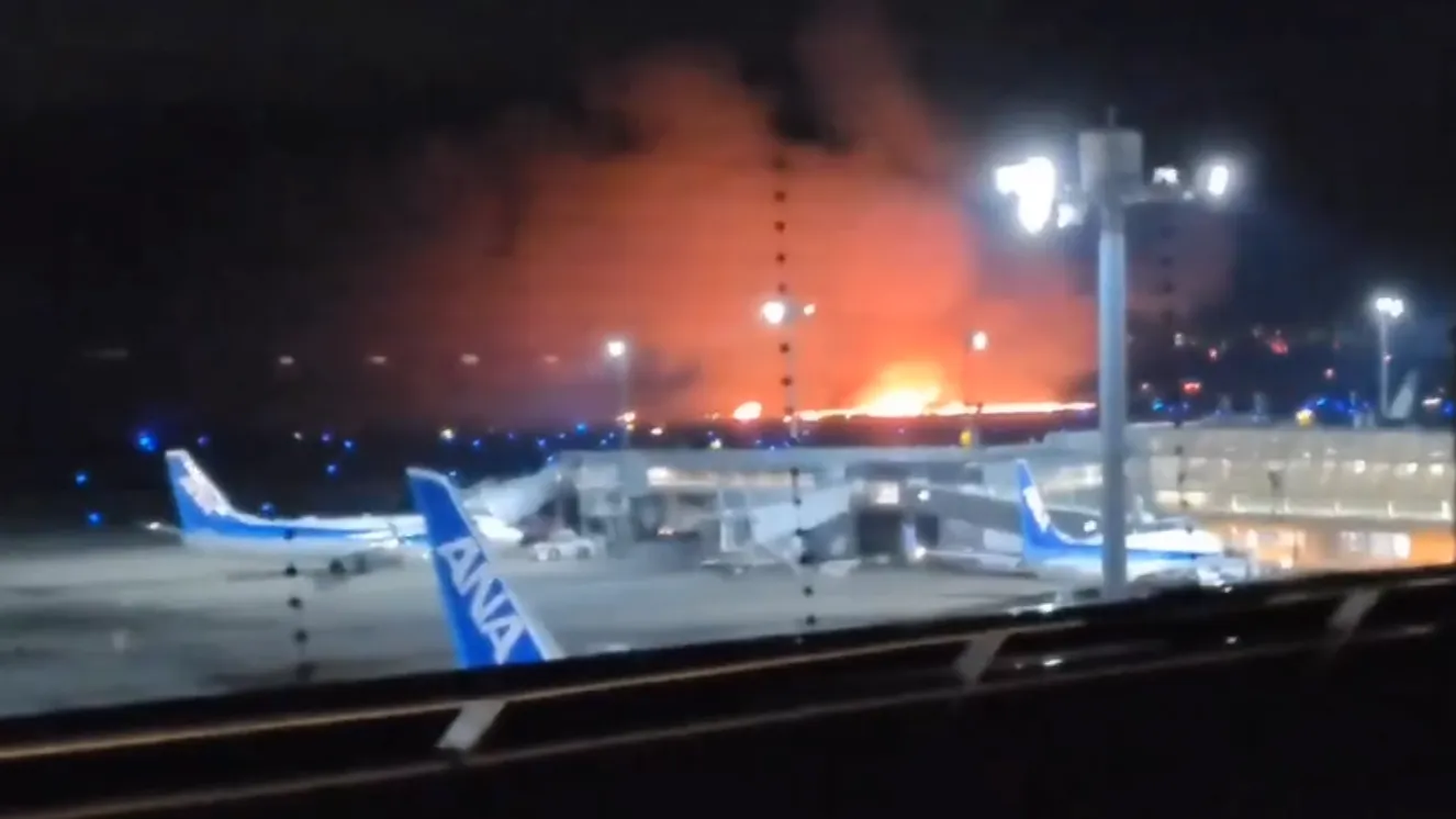 Самолет японский авиакомпании загорелся в международном аэропорту Токио
