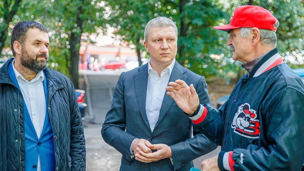 Андрей Иванов проверил ход капремонта дома на улице Маковского в Одинцове