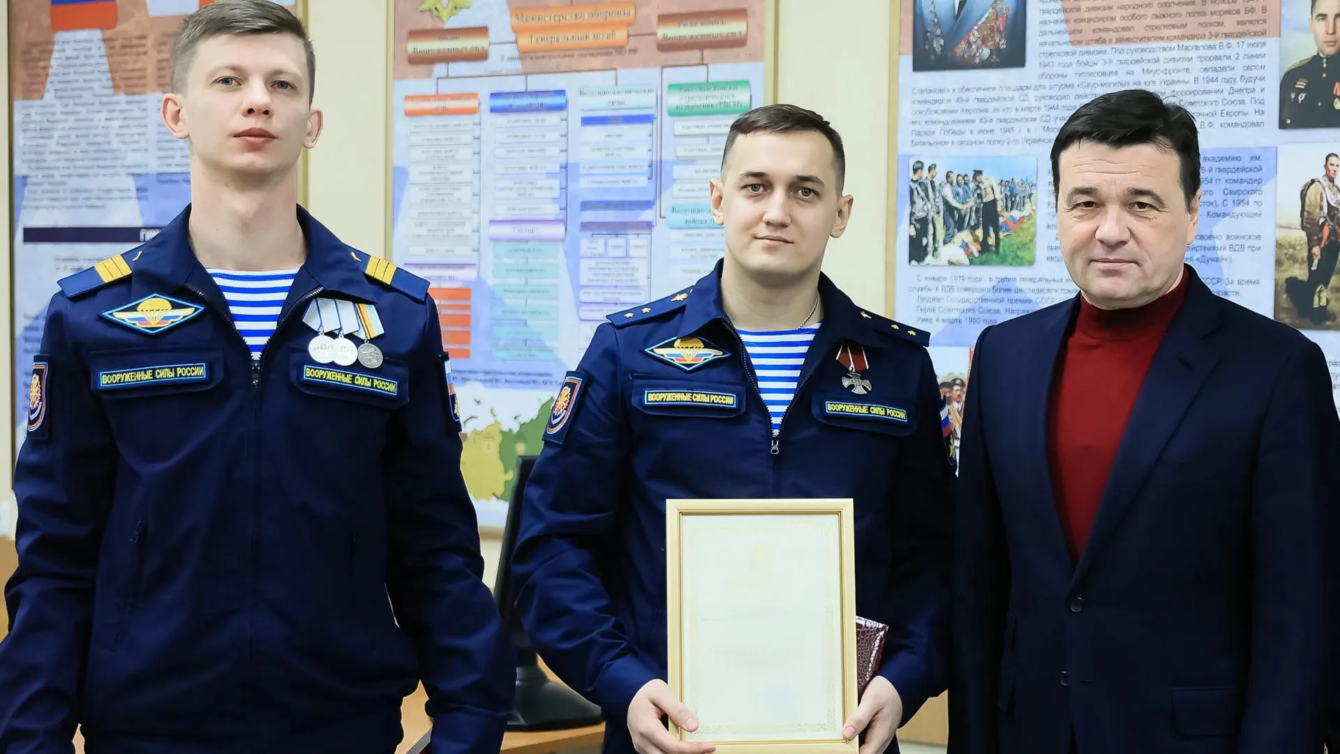 Андрей Воробьев вручил жилищный сертификат подмосковному десантнику – участнику СВО