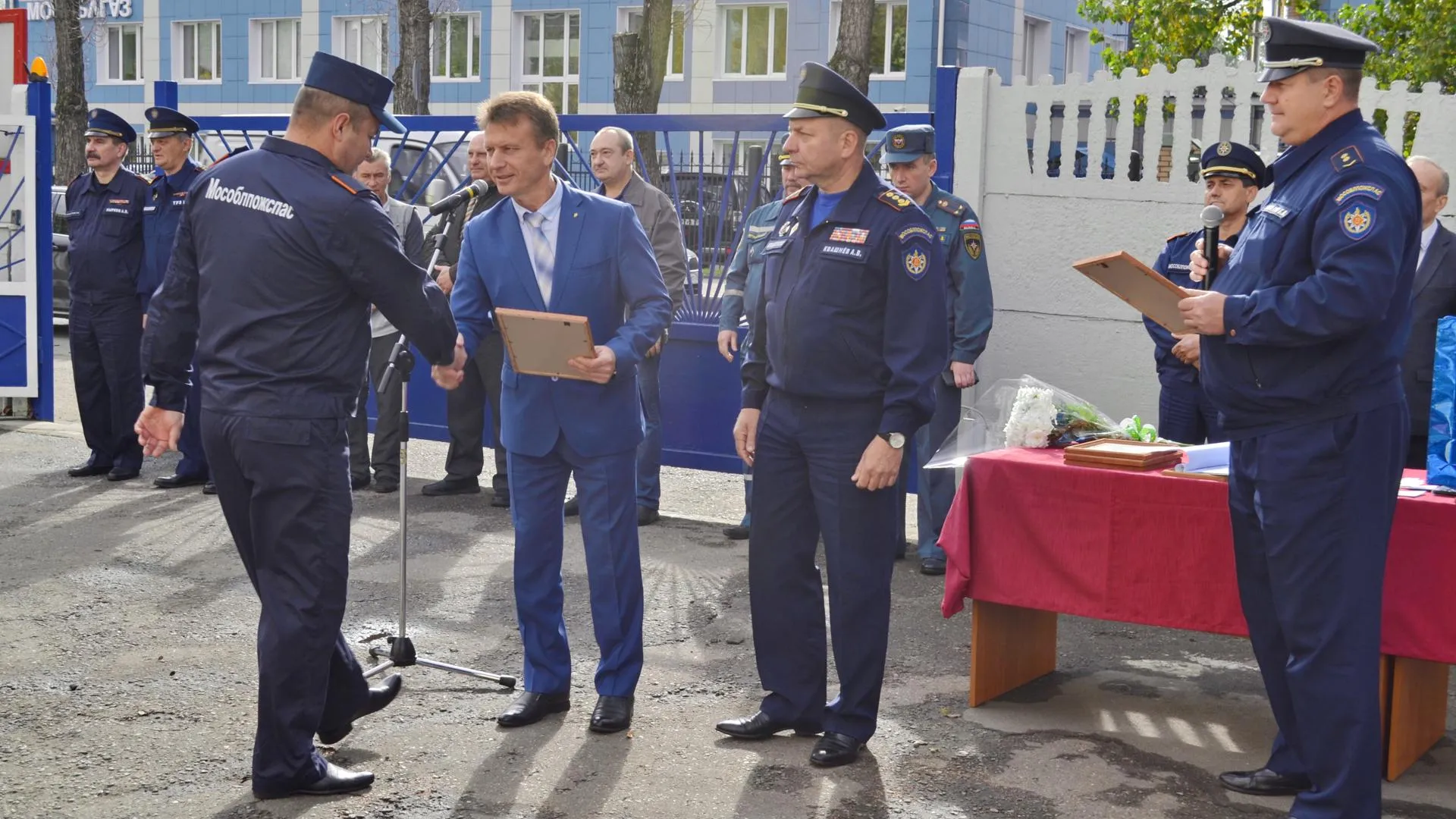 Сотрудникам пожарно‑спасательной части Балашихи вручили награды к юбилею подразделения