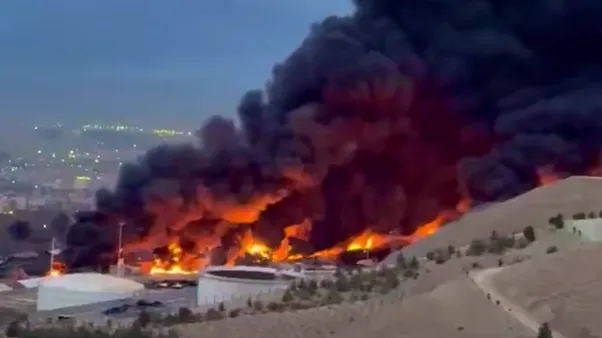 Появились кадры разбомбленного США и Израилем нефтехранилища в иранском Шахране
