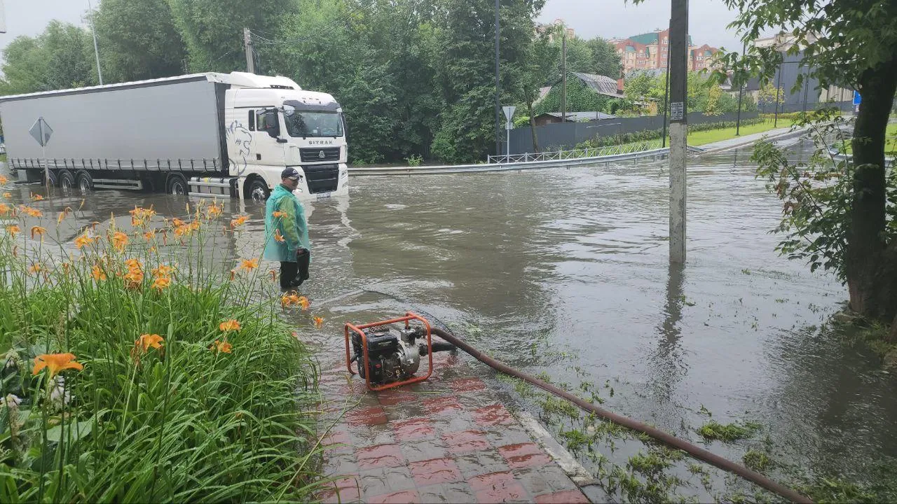 На сапах по дорогам и вода с потолка: последствия сильного ливня в Москве и Подмосковье 21 июля
