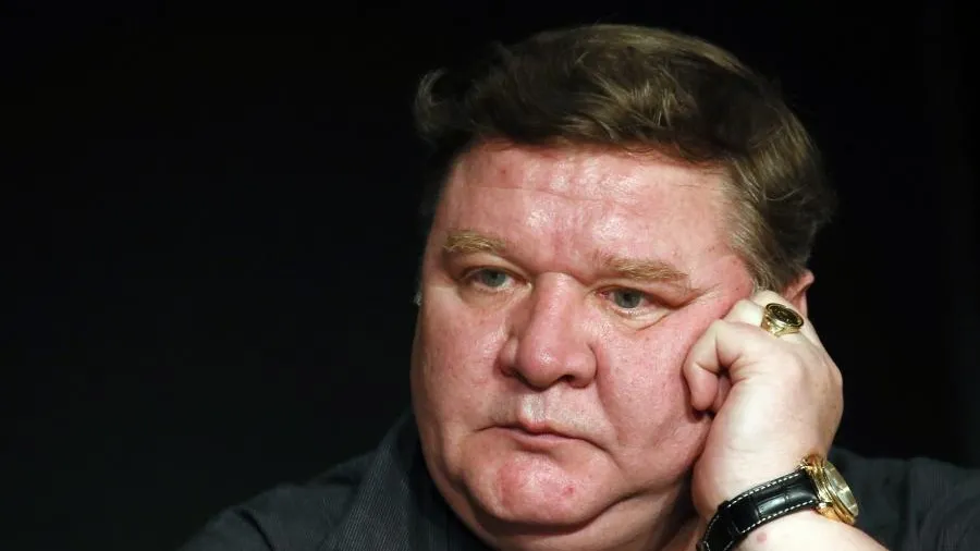 Сын Романа Мадянова не смог сдержать слез у креста покойного отца