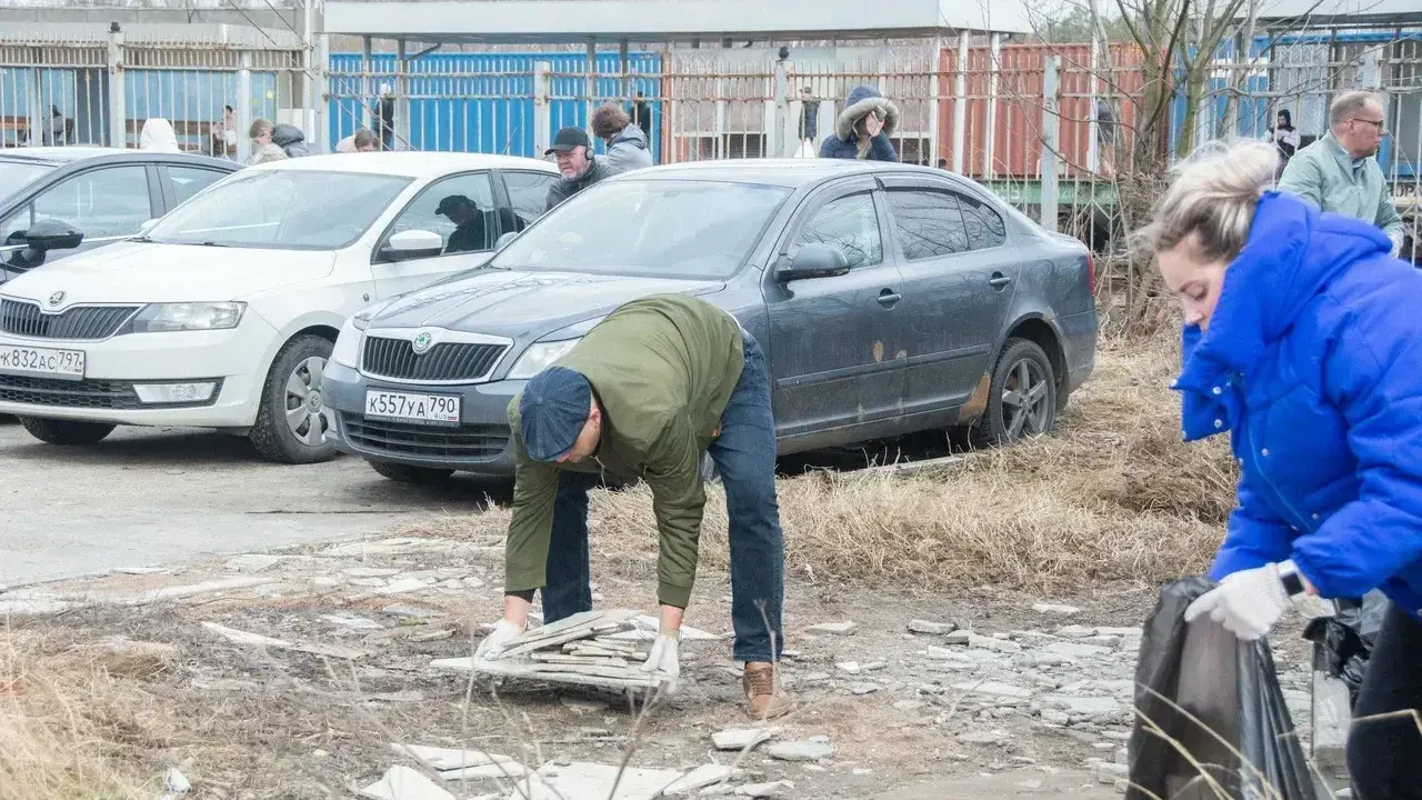 В Чехове на Вокзальной площади состоялся первый субботник