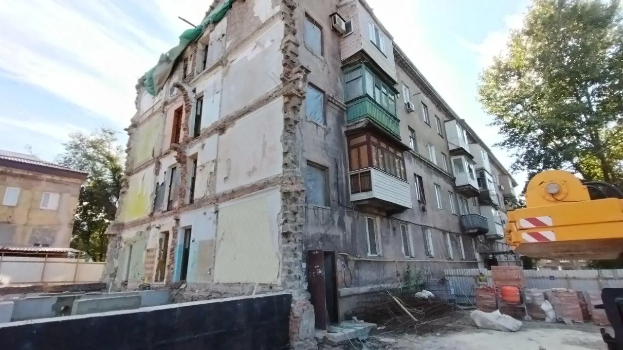 Подмосковные строители завершают восстановление разрушенного дома в Макеевке ДНР