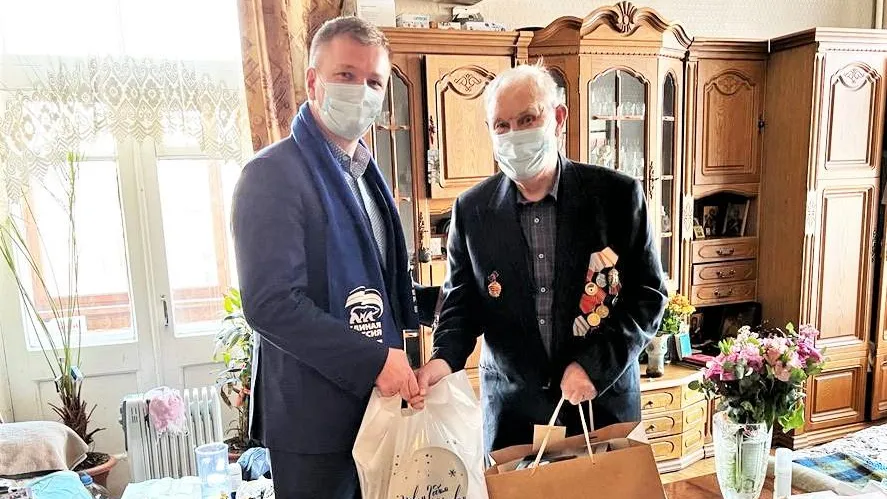 Депутат Мособлдумы Дениско поздравил ветеранов ВОВ из Люберец с наступающим Новым годом