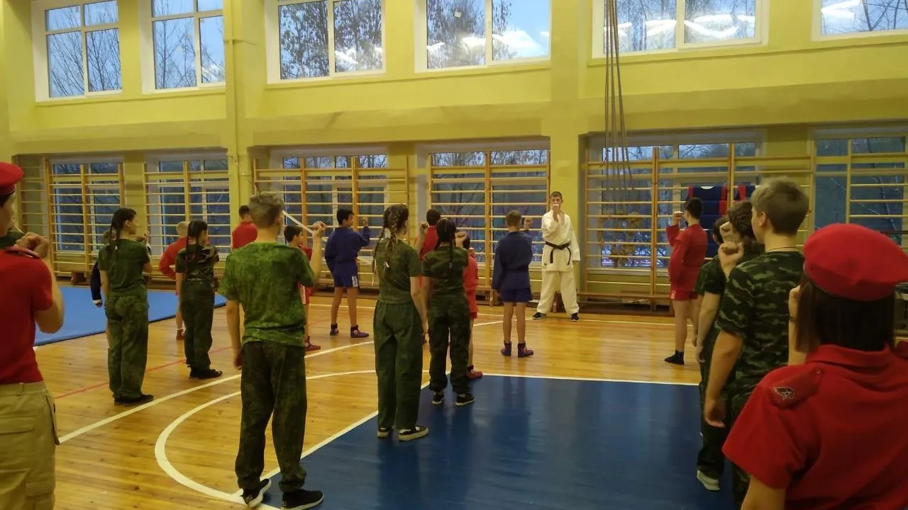 Укрепляющую зарядку и силовое шоу провели для юнармейцев в поселении Люберец