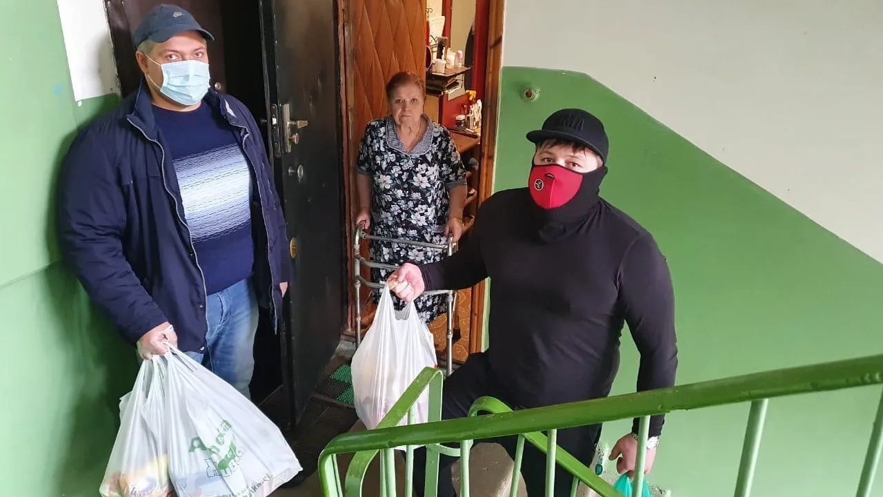 Спортсмены РосМолСпорт купили продукты для троих пожилых жителей Дзержинского