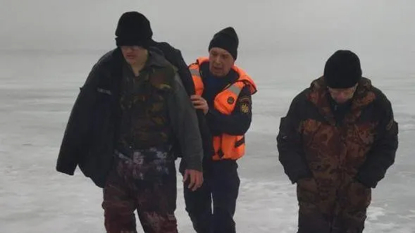 Спасатели Подмосковья помогли рыбакам, угодившим под лед водоема в Шатуре
