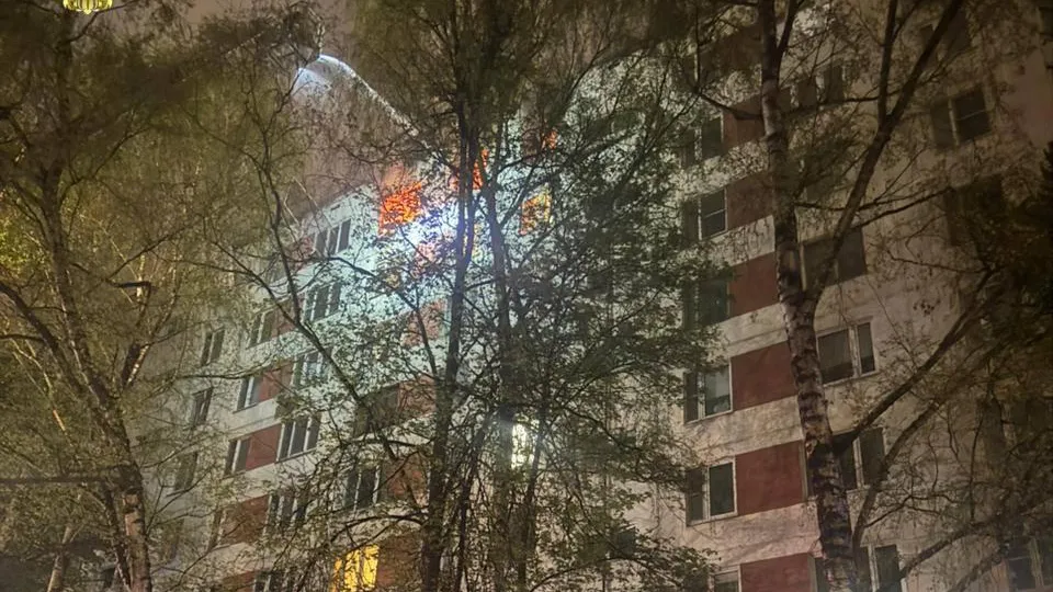Тление усилилось под плитами дома на улице Генерала Тюленева в Москве
