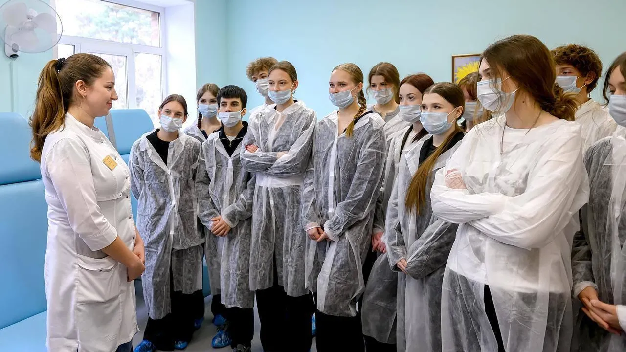 Старшеклассников Подольска познакомили с работой роддома
