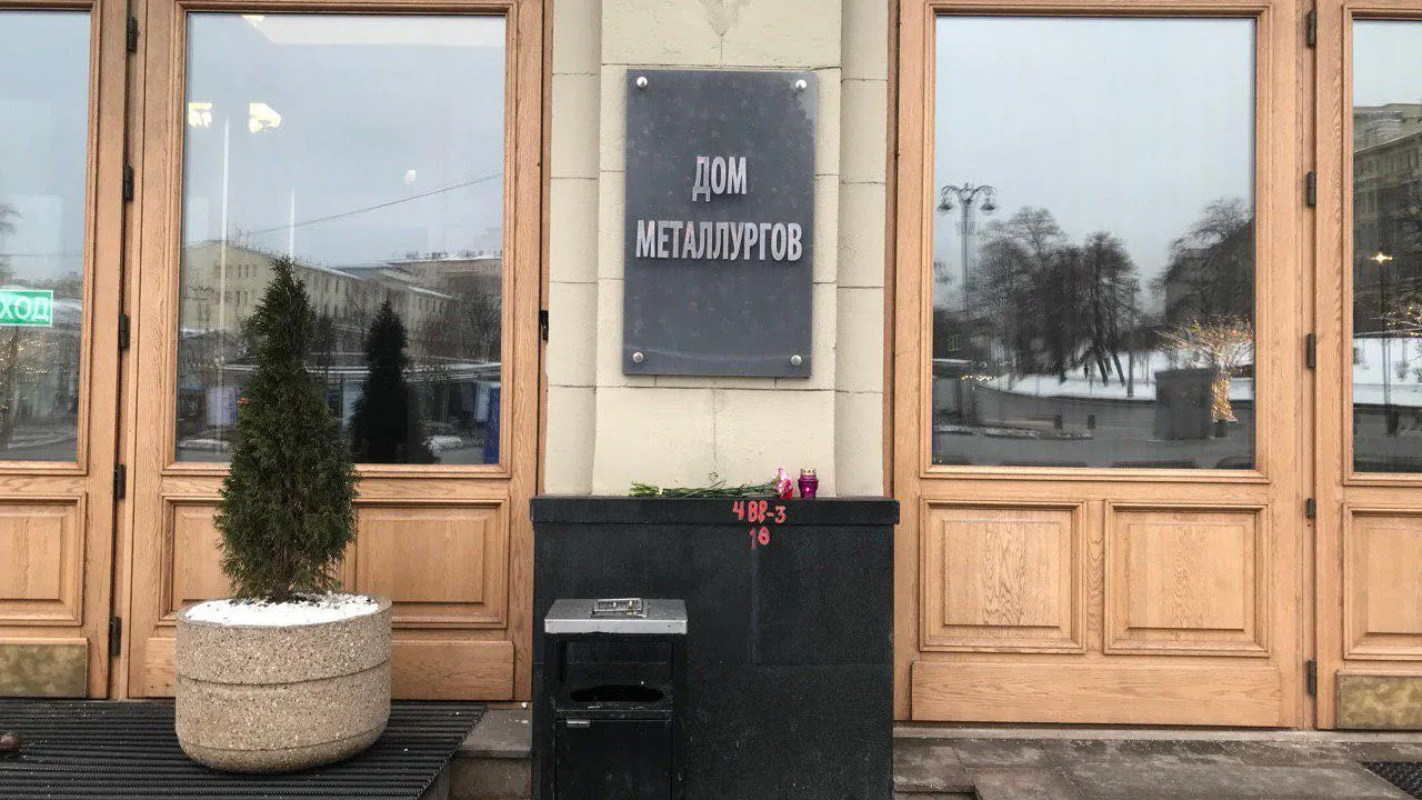 Москвичи начали нести цветы к Дому металлургов в связи с трагедией в Магнитогорске