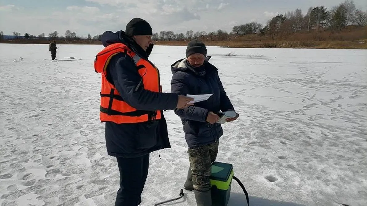Листовки с правилами безопасности на водоемах раздали жителям Балашихи