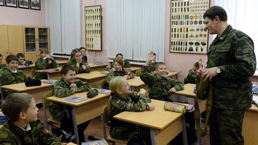 Россияне высказались об идее ввести военную подготовку в школах