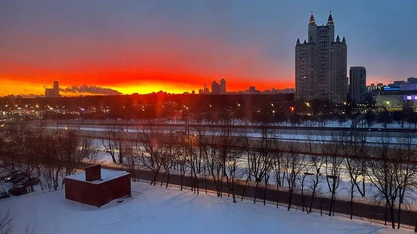 Красивый розовый рассвет в Московском регионе предвещает усиление ветра и снег