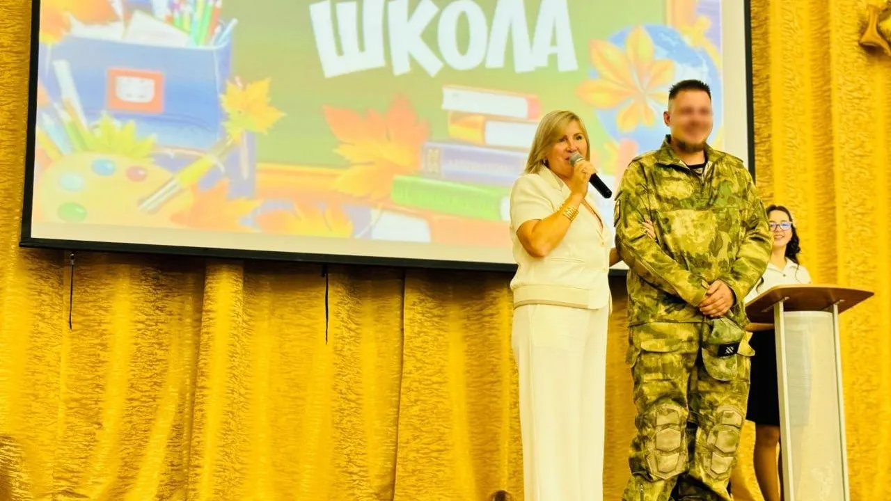 В Дмитровском округе боец СВО стал участником школьной линейки ко Дню знаний