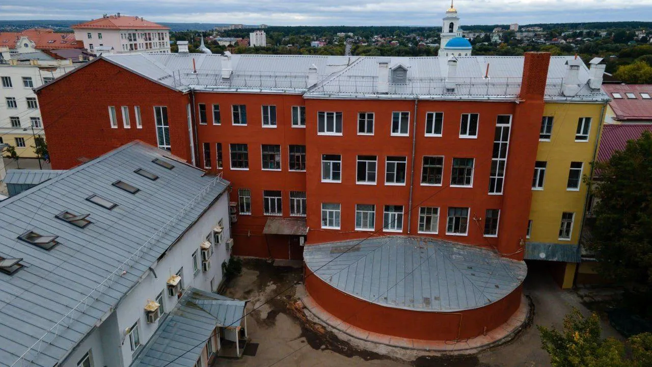 В Серпухове активно обновляют фасады и кровли многоквартирных домов