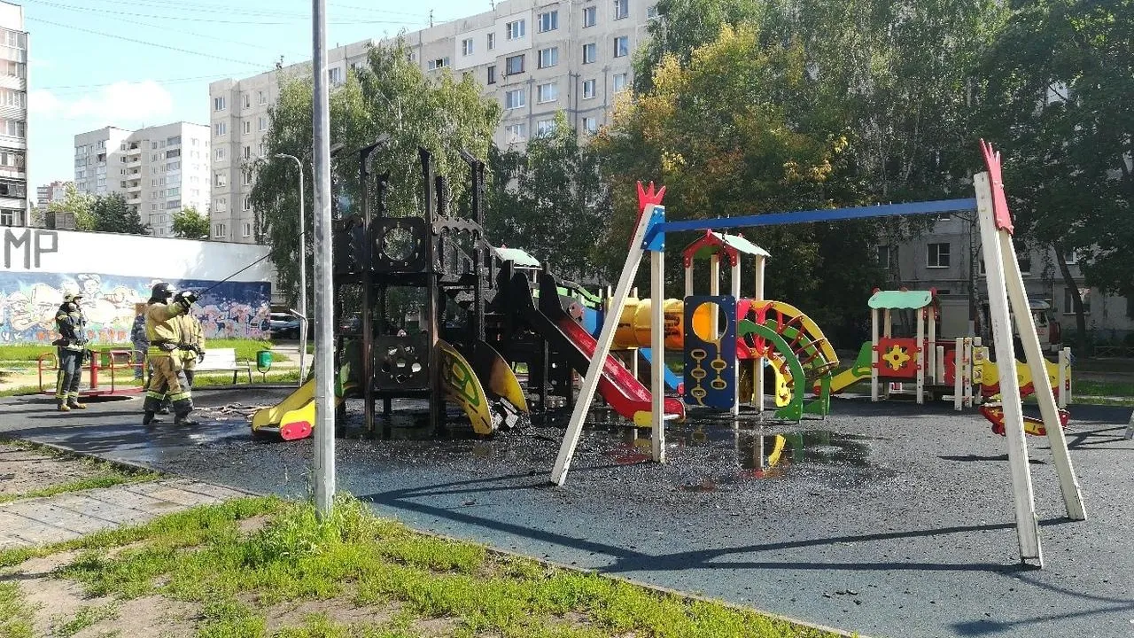 Вандалы сожгли детскую площадку в микрорайоне Балашихи
