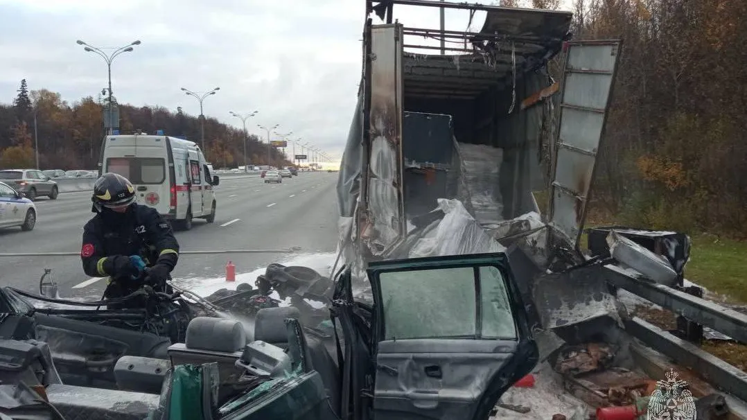 Пожар на МКАД: машина загорелась после дорожной аварии